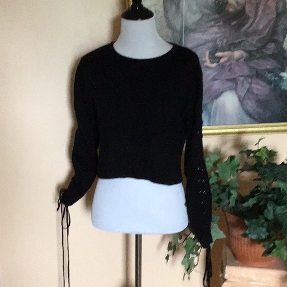 Black crop crew neck sweater with laced sleeves
